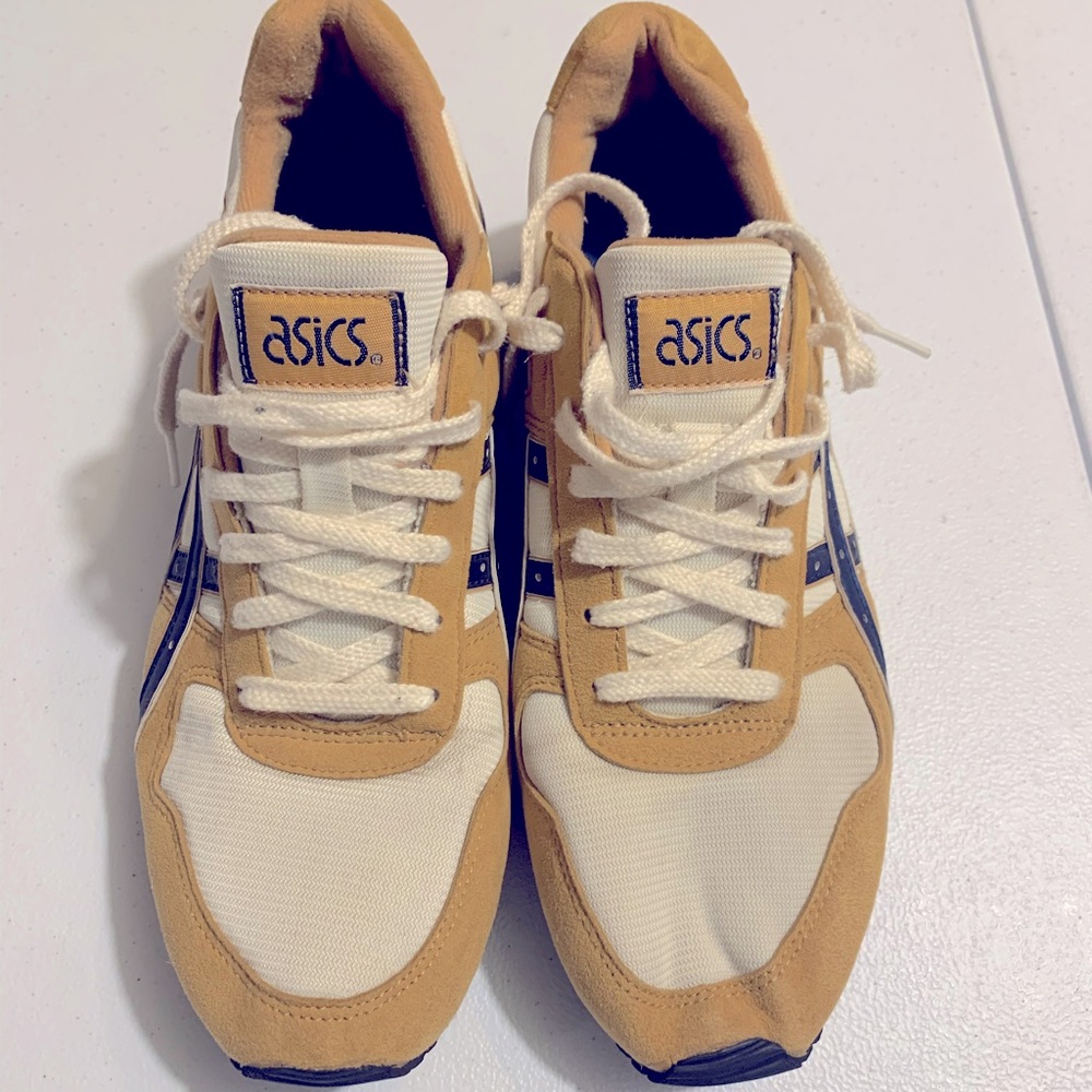 Throwback Asics Gels in perfect condition 10.5